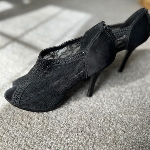 Heels with lace and black rhinestones